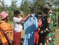 Prajurit Buaya Putih Bagikan Pakaian dan Yankes Keliling Honai