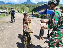 Minggu Kasih Satgas Yonif 323 Buaya Putih Bagikan Nasi Bungkus