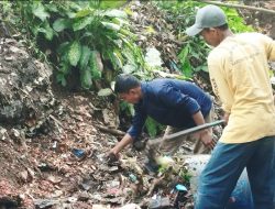 Kepala UPT Persampahan Kabupaten Serang dan Masyarakat Pers Gelar Aksi Bersih-Bersih Sungai di Desa Telaga