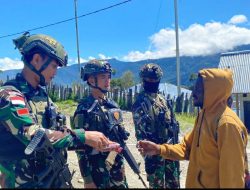 Satgas Yonif 509 Kostrad Menggalakkan Komunikasi Sosial dengan Masyarakat di Intan Jaya, Papua