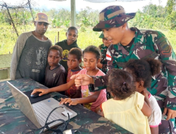 Satgas Yonif 125/SMB Berikan Pengetahuan Tentang Ilmu Teknologi Kepada Anak-Anak Papua