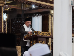 Sholat Idul Adha di Masjid Agung Al Falah, H Al Haris dan Ny Hesnidar Serahkan Hewan Kurban