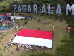 300 Orang Bentangkan Merah Putih Raksasa di Tugu Rimau Pagar Alam