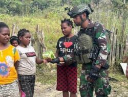 Satgas Yonif 509 Kostrad Rutin Berbagi Bantuan Door to Door di Intan Jaya, Papua