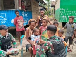 Jumat Berkah, Satgas Yonif 122/TS Pos Mosso Anjangsana Dan Bagikan Baju Baru Kepada Anak-Anak Papua
