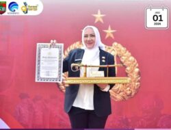 Bupati Musi Rawas Hj Ratna Machmud Terima Penghargaan dan Pin Emas dari Kapolri
