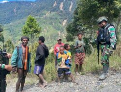 Satgas Yonif 509 Kostrad Berbagi Sembako Secara Door to Door