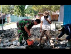 Menjunjung Tinggi Nilai-Nilai Kebersamaan, Babinsa Bantu Bangun Rumah Warga