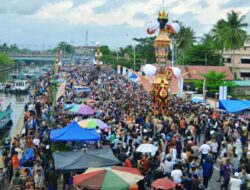 Puluhan Ribu Pengunjung saksikan puncak pesona Hoyak Tabuik Piaman 2024