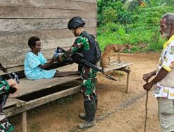 Jum’at Berkah Satgas Pamtas Yonif 111/KB Lakukan Kegiatan Berbagi Dengan Masyarakat Perbatasan