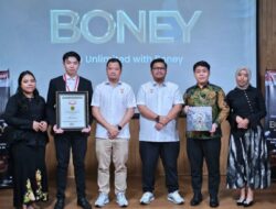 MURI Beri Penghargaan kepada Boney atas Penjualan Suplemen Peninggi Badan Terbanyak