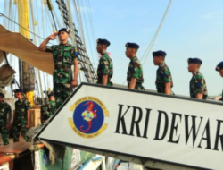 102 Siswa Dikmata TNI AL Kunjungi KRI Dewaruci dan KRI JOL-358 di Bintan Utara Kepri