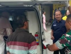 Warga Hentikan Ambulance Klinik Satuan Yonkes 2/ Yudha Bhakti Husada Yang Sedang Melintas