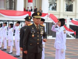 Danrem 042/Gapu Pimpin Upacara Penurunan Bendera Merah Putih Pada Peringatan HUT ke-79 RI