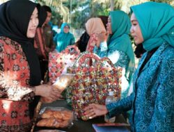 Didampingi Wirdayanti Romi, Hesnidar Haris kunjungi Rumah Produksi Batik di Desa Kota Baru