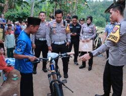 Kapolres Jember Beri Sepeda Pada Pelajar Yatim Piatu Yang Jalan Kaki 5 Km Tiap Pergi dan Pulang Sekolah