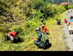 Satgas Yonif 509 Kostrad Bersama Masyarakat Kampung Mamba Intan Jaya Papua Gelar Kerja Bakti Jelang HUT RI ke 79