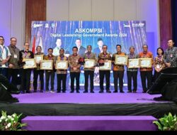 Restuardy Daud Serahkan Penghargaan pada Ajang ASKOMPSI Digital Leadership Government Awards 2024