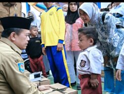 Gubernur Jambi H Al Haris Serahkan Bantuan Peralatan dan SPP Program Dumisake Pendidikan di Merangin