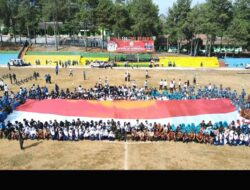 Bentangkan Bendera Merah Putih Raksasa, Yonif 330 Gelorakan Semangat Persatuan pada Momen HUT RI ke 79