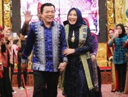 Kerennya Al Haris-Hesnidar Haris Kenalkan Tenun Songket Batik Jambi di Catwalk