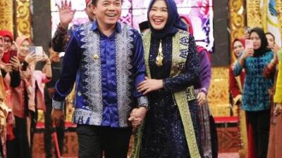 Kerennya Al Haris-Hesnidar Haris Kenalkan Tenun Songket Batik Jambi di Catwalk