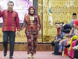 H Mukti Bersama Hj Indria Tampil Memukau Pada Festival Tenun Songket dan Batik Jambi