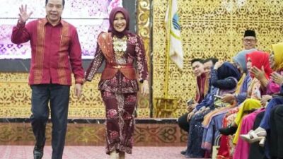 H Mukti Bersama Hj Indria Tampil Memukau Pada Festival Tenun Songket dan Batik Jambi