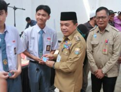 Diserahkan Gubernur Al Haris, 1.259 Siswa Tidak Mampu di Kota Jambi Terima Bantuan Dumisake Pendidikan