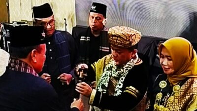 Al Haris Dianugerahi Gelar Adat Sutan Rajo Alam Nan Kuniang Oleh LKAAM Pariaman