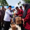 Al Haris Gubernur Jambi Serahkan Bantuan Pendidikan Seragam Sekolah di SMK 1 Sungai Penuh