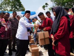 Al Haris Gubernur Jambi Serahkan Bantuan Pendidikan Seragam Sekolah di SMK 1 Sungai Penuh