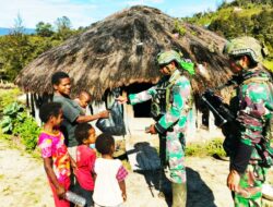 Satgas Yonif 323 Berbagi Kasih Dalam Rangka HUT TNI Ke-79 di Kampung Aminggaru