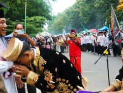 Ribuan Santri Merangin Pawai Hari Santri Nasional 2024 Dilepas Pj Bupati dari Kantor Bupati