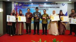 Pjs. Gubernur Sudirman Serahkan Anugerah Penghargaan Produktivitas Siddhakarya Tingkat Provinsi Jambi