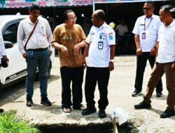 Pj Bupati Pantau Kerusakan Jalan Depan Toko Mella Shoes, Ditemukan Gorong-gorong yang Tersembat Sampah