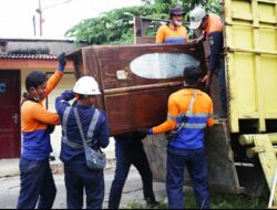 Dijadiakan Tempat Tinggal dan Usaha, PT KAI Divre I Sumut Tertibkan Bangunan Rumah Perusahan DW 3