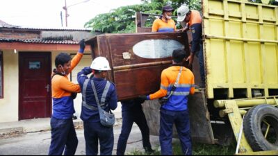 Dijadiakan Tempat Tinggal dan Usaha, PT KAI Divre I Sumut Tertibkan Bangunan Rumah Perusahan DW 3