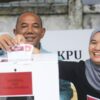 Pj Bupati Merangin dan Istri Gunakan Hak Pilihnya di TPS 04