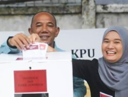 Pj Bupati Merangin dan Istri Gunakan Hak Pilihnya di TPS 04