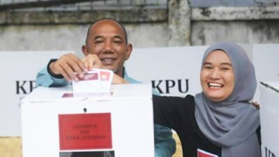 Pj Bupati Merangin dan Istri Gunakan Hak Pilihnya di TPS 04