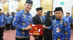 Kadis Kominfo Jambi Ariansyah dan Kadis Perhubungan John Eka Powa Terima Tanda Kehormatan Satyalancana Karya Satya XXX Tahun dari Presiden RI