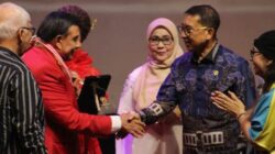 Raam Punjabi Dianugerahi Bintang Prasasti oleh Yayasan H Usmar Ismail