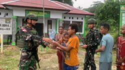 Gembiranya Anak-anak, Prajurit Satgas Yonif 642/Kps Pos Teluk Arguni Bagikan Bingkisan Makanan