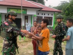 Gembiranya Anak-anak, Prajurit Satgas Yonif 642/Kps Pos Teluk Arguni Bagikan Bingkisan Makanan