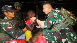 Satgas TNI Peduli : Yonif 641/Bru Bagikan Baju Gratis Pada Anak-Anak Papua, Wujud Cinta Kasih Dan Pengabdian Kepada Rakyat