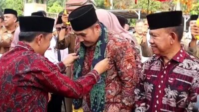 Bupati H M Syukur Disambut Secara Adat