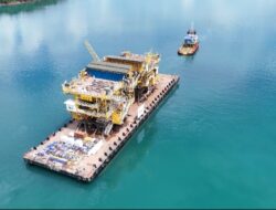 Dukung Pencapaian Target Produksi Migas Nasional, PHM Gelar Seremoni Sail Away Topside Platform Proyek SNB AOI 1-3-5