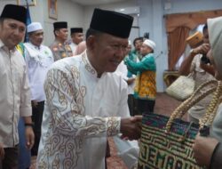 Bupati Bekali Rendang, Tumbler, Sal dan Sendal Jepit, Kepada 344 Orang CJH Merangin pada Acara Syukuran Pelepasan