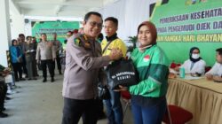 Hari Bhayangkara ke-79, RS Bhayangkara Kediri Biddokkes Polda Jatim Gelar Pemeriksaan Kesehatan Gratis kepada Pengemudi Ojek Online
